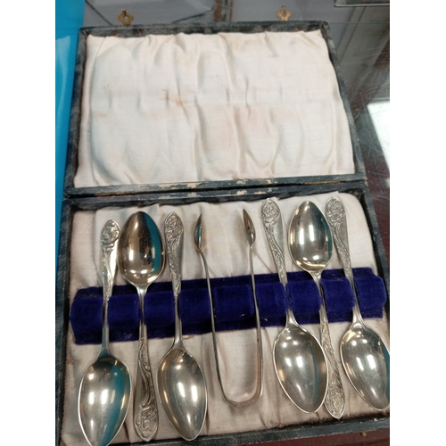 587 - Job lot of vintage cutlery including a cased silver plated teaspoon and sugar spoon set, Richards cu... 