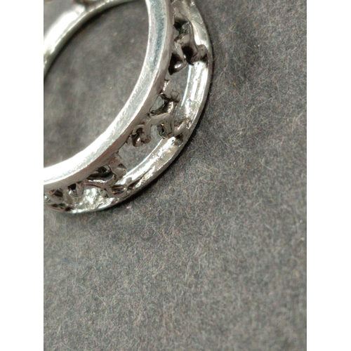 693 - White metal Manx ring size K