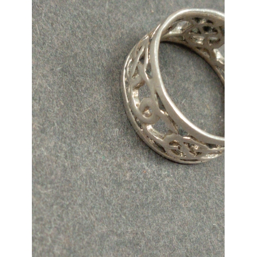 698 - 925 silver celtic band ring size K