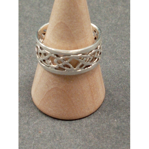 700 - 925 silver celtic band ring size P