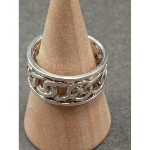 703 - 925 silver celtic band ring size M