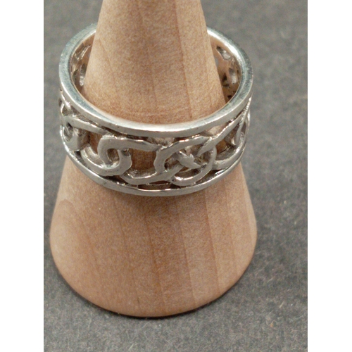 703 - 925 silver celtic band ring size M