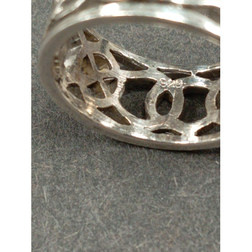 703 - 925 silver celtic band ring size M