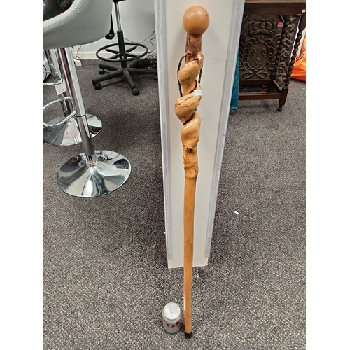 474 - Hand carved vintage walking stick with a wizard face carved into it. H 97cm.