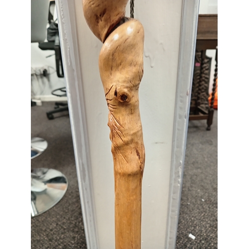 474 - Hand carved vintage walking stick with a wizard face carved into it. H 97cm.