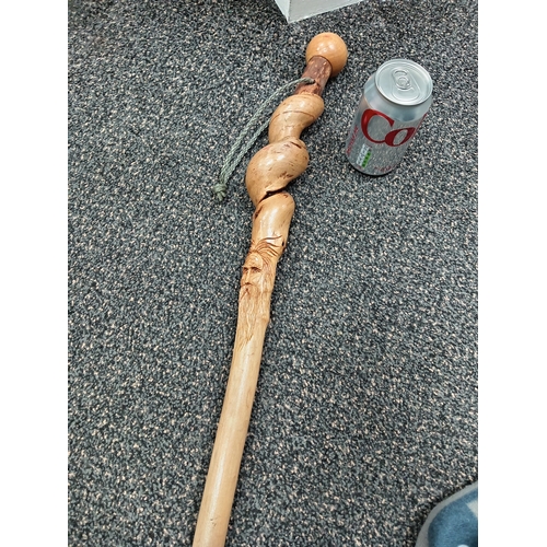 474 - Hand carved vintage walking stick with a wizard face carved into it. H 97cm.