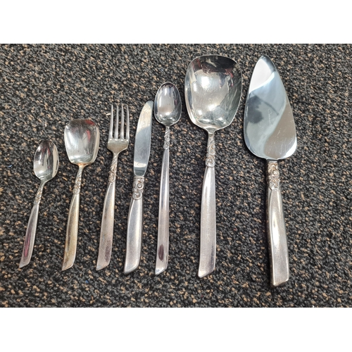 481 - 32 piece Oneida Community Plate South Seas Silver Plate Cutlery Set in nice condition. To include: 6... 