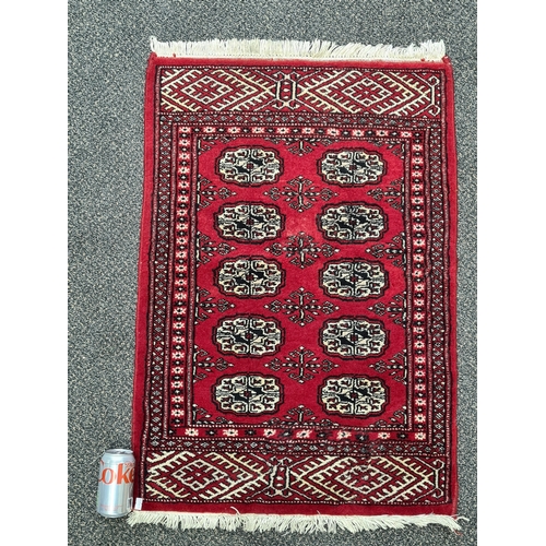 500 - Vintage Red Patterned Persian Rug. Measures 95cm x 64cm.