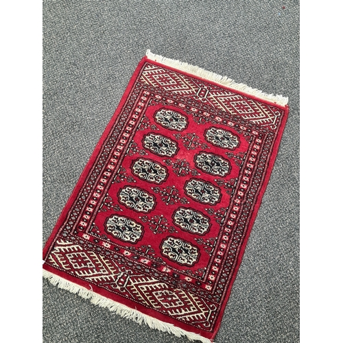 500 - Vintage Red Patterned Persian Rug. Measures 95cm x 64cm.