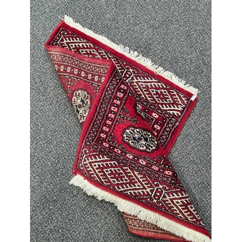 500 - Vintage Red Patterned Persian Rug. Measures 95cm x 64cm.