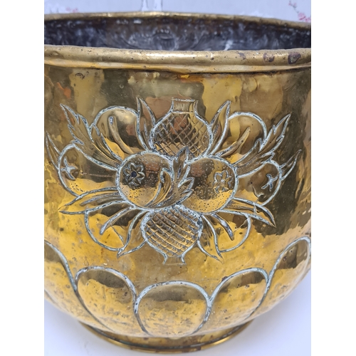 504 - Large antique Victorian brass jardiniere planter with Lion & Fleur De lys design. Measures H29cm x 3... 