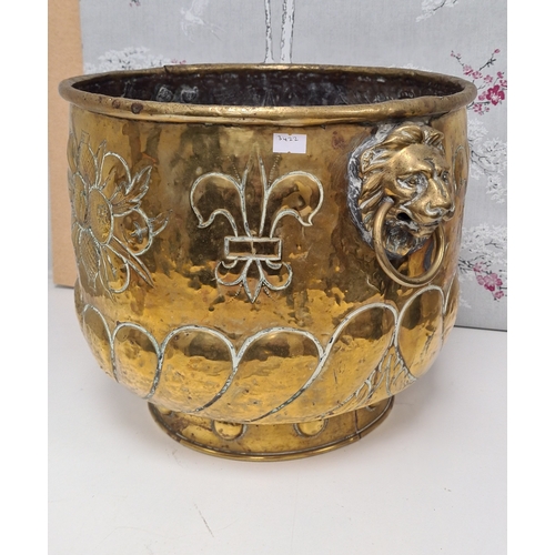 504 - Large antique Victorian brass jardiniere planter with Lion & Fleur De lys design. Measures H29cm x 3... 