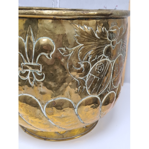 504 - Large antique Victorian brass jardiniere planter with Lion & Fleur De lys design. Measures H29cm x 3... 