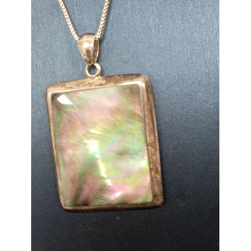 755 - 925 silver large vintage mother of pearl pendant 4cm on 925 silver chain L 40cm.