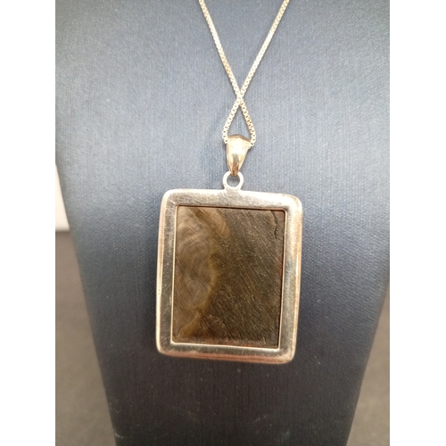 755 - 925 silver large vintage mother of pearl pendant 4cm on 925 silver chain L 40cm.