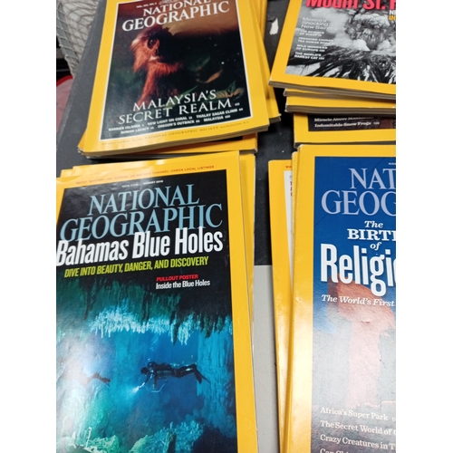 482 - Job lot of vintage National Geographic magazines, twenty-five in total.