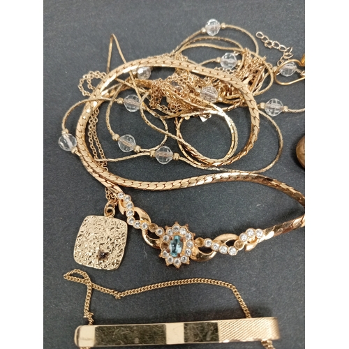 685 - Job lot of vintage yellow metal jewellery includes earrings, necklaces and a tie bar clip.