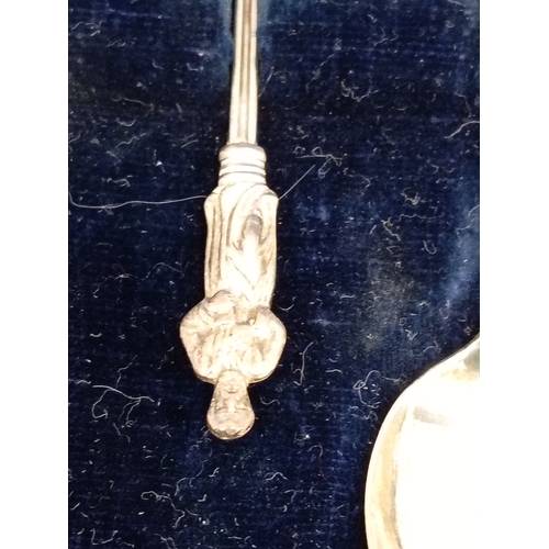 700 - Hallmarked Birmingham Silver 1905-1906 teaspoons in velvet lined spoon case. Weight 34.48 grams.