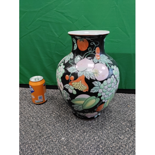 577 - A vintage late 19th century Chinese Hong Kong dynasty porcelain vase.