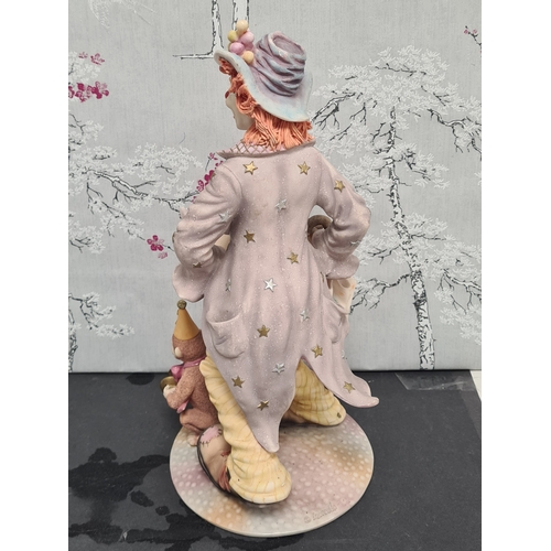 600 - Leonardo Collection Clown playing a drum 'Circus Comes To Town' 1997. Measures H35cm x 16cm in diame... 