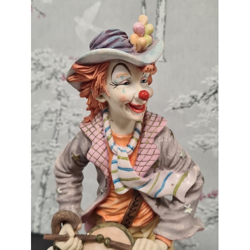 600 - Leonardo Collection Clown playing a drum 'Circus Comes To Town' 1997. Measures H35cm x 16cm in diame... 