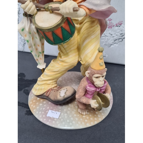 600 - Leonardo Collection Clown playing a drum 'Circus Comes To Town' 1997. Measures H35cm x 16cm in diame... 