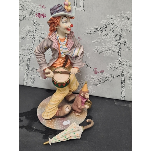 600 - Leonardo Collection Clown playing a drum 'Circus Comes To Town' 1997. Measures H35cm x 16cm in diame... 