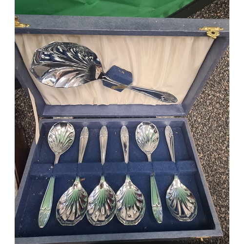 628 - Job lot of cutlery sets to include: Oneida craft Debonair Cutlery half full Canteen & 2 sets of fish... 