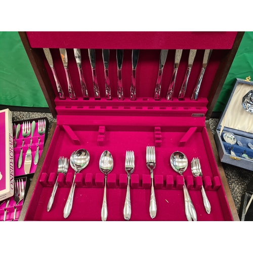 628 - Job lot of cutlery sets to include: Oneida craft Debonair Cutlery half full Canteen & 2 sets of fish... 