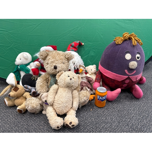 637 - Collection of plush teddy bears to include a Fraser bear and Humpty Dumpty