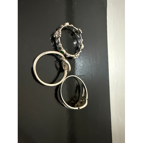 717 - 3 925 silver rings. One knot style, one with green stones and hearts and one with an amber coloured ... 