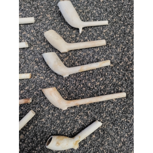 512 - A job lot of 10 Victorian clay pipes.