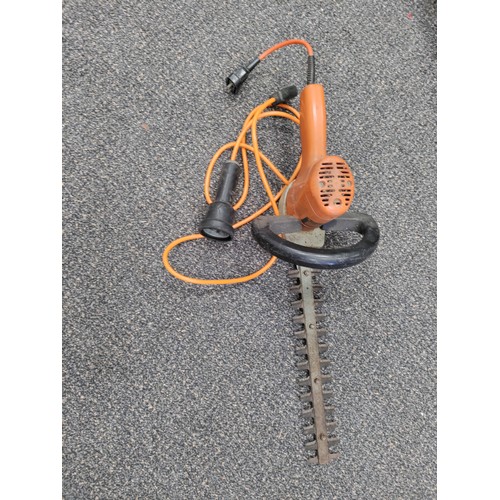 559 - Black and decker hedge trimmer, model DNJ4506