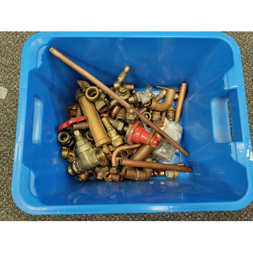 569 - 6.5kg of mixed copper and brass fittings/pipes, mostly new copper.