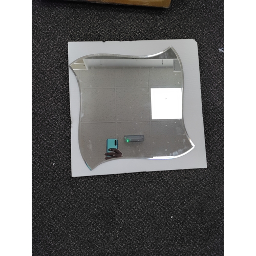 578 - Set of 2 wavy style mirrors. Measuring 40 cm x 40 cm, mounting screws and brackets included in box.