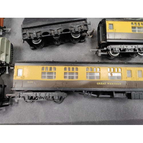 581 - Assortment of 00 gauge model trains, mostly Hornby - Tri-Ang. Coaches, locomotives, wagons carriages... 