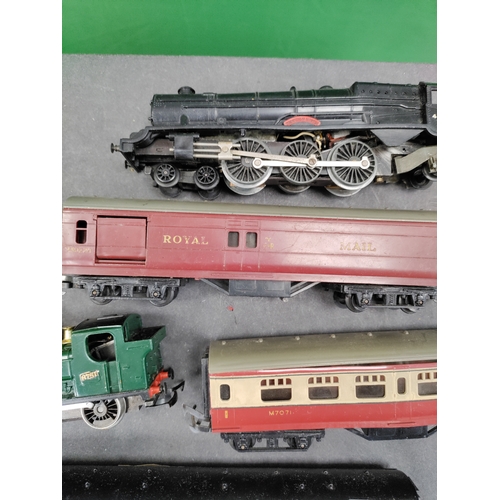 581 - Assortment of 00 gauge model trains, mostly Hornby - Tri-Ang. Coaches, locomotives, wagons carriages... 