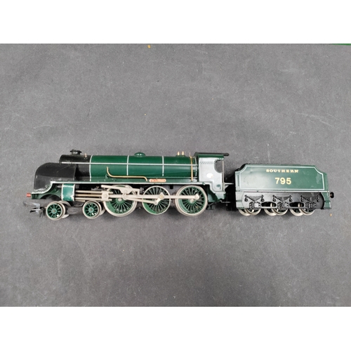 582 - Hornby Railways R154 S R King Arthur Class N15 0-6-0 Sir Dinadan, 00 gauge model.