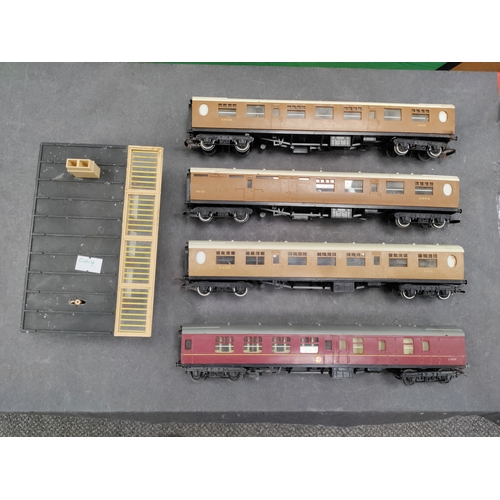 586 - Hornby/Tri-ang 00 gauge model railway LNER Thompson teak coaches; This includes station.