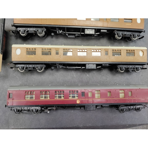 586 - Hornby/Tri-ang 00 gauge model railway LNER Thompson teak coaches; This includes station.