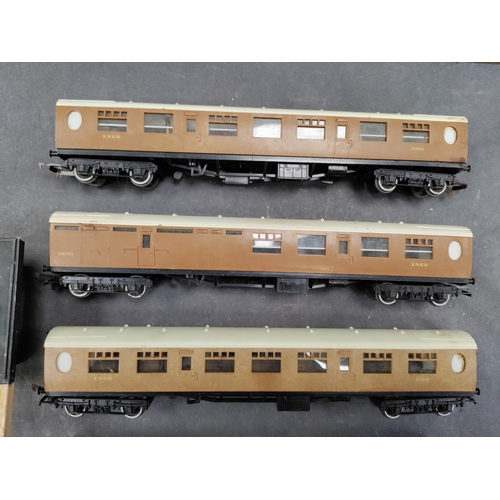 586 - Hornby/Tri-ang 00 gauge model railway LNER Thompson teak coaches; This includes station.