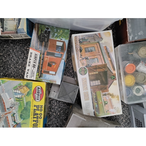 588 - Job lot of Airfix/Hornby/Bayko model building. Includes paints, tracks, scenery etc.