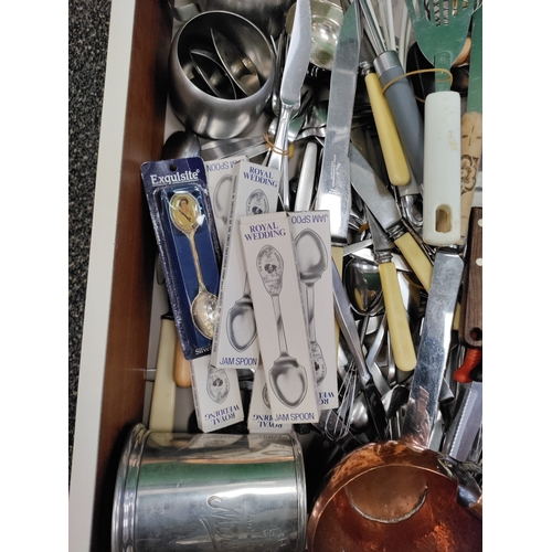 592 - Assortment of spoons and other cutlery/tea service items, this includes some gold plated/silver plat... 