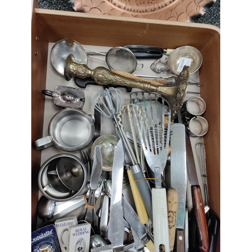 592 - Assortment of spoons and other cutlery/tea service items, this includes some gold plated/silver plat... 