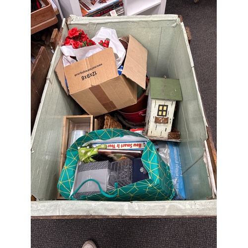 650 - North Eastern Railway wooden crate with castors; Complete with contents from a house clearance. 31 x... 