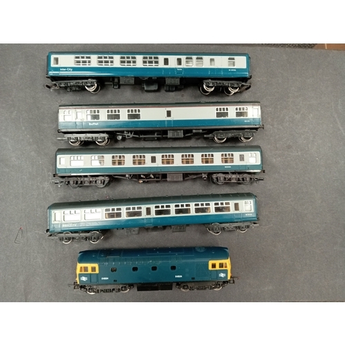 526 - Assortment of model trains - Hornby, Lima, Mainline 00 gauge train
Hornby M5232
Hornby MI4052
Hornby... 