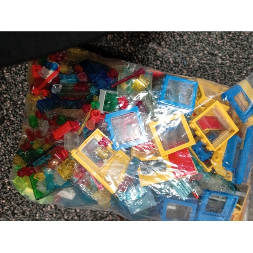 714 - Assortment of vintage lego, including doors and lights.