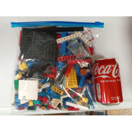 719 - Assorted vintage lego pieces.