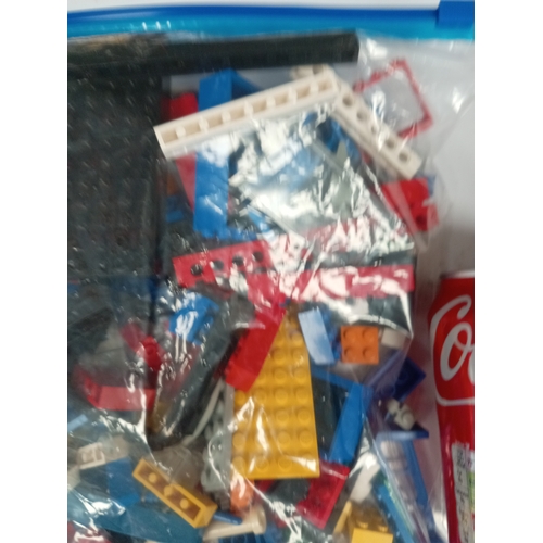 719 - Assorted vintage lego pieces.