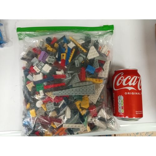 720 - Assortment of vintage lego pieces.